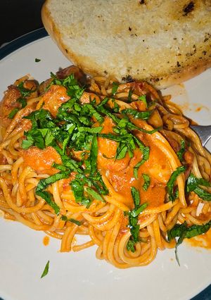 Una foto de Pasta con camarones a la diabla