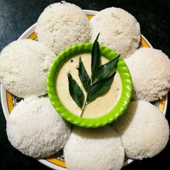 A picture of Plain Idli.