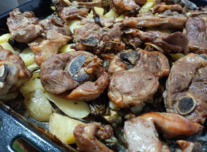Foto di Arrosto di agnello con patate e carciofi