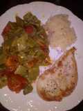 Filete de pollo a la plancha con guarnición de judías verdes salteadas y chucrut