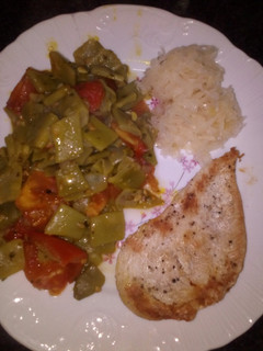 Una foto de Filete de pollo a la plancha con guarnición de judías verdes salteadas y chucrut
