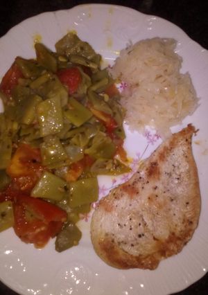 Una foto de Filete de pollo a la plancha con guarnición de judías verdes salteadas y chucrut