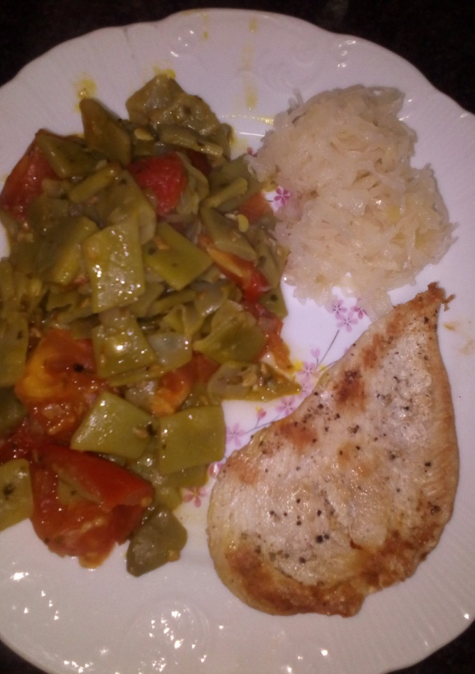 Una foto de Filete de pollo a la plancha con guarnición de judías verdes salteadas y chucrut