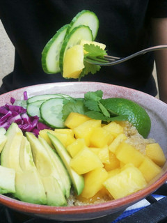 Una foto de Poke o Buddha Bowl Mediterráneo