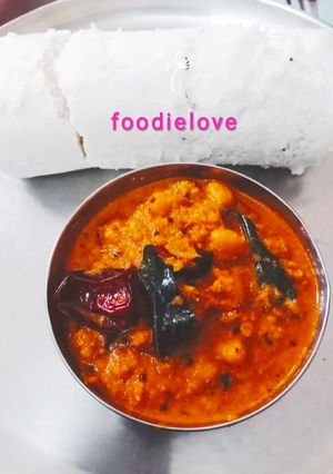A picture of Puttu with kadala curry.