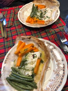Una foto de Merluza y verduras a la papillote