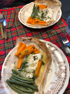 Una foto de Merluza y verduras a la papillote