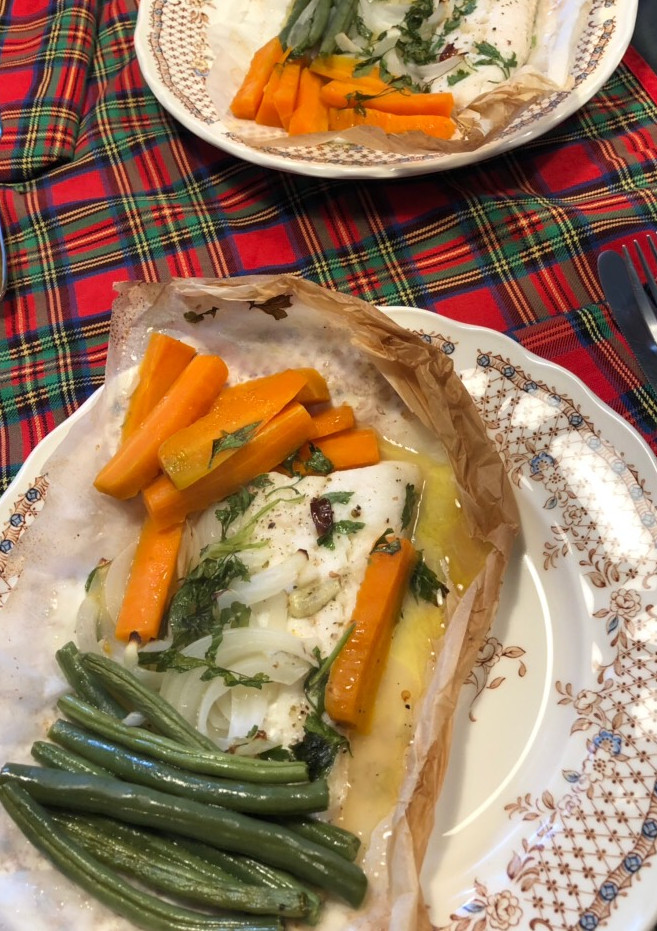 Una foto de Merluza y verduras a la papillote