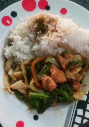 Una foto de Pollo con vegetales en salsa de ostras