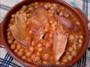 Una foto de caldo y morro