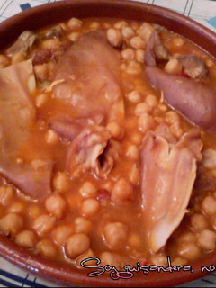 Una foto de Garbanzos guisados con oreja y careta de cerdo