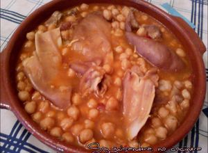 Una foto de Garbanzos guisados con oreja y careta de cerdo