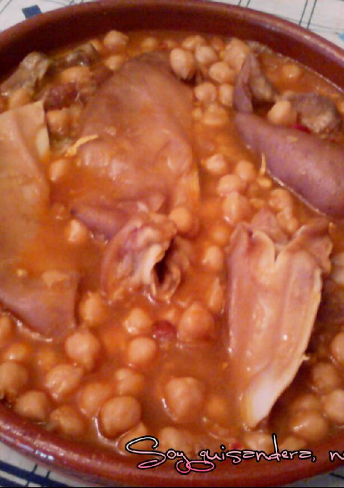 Una foto de Garbanzos guisados con oreja y careta de cerdo