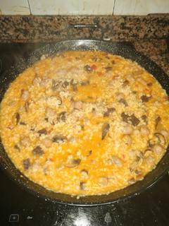 Una foto de Arroz de Montaña con butifarra negra