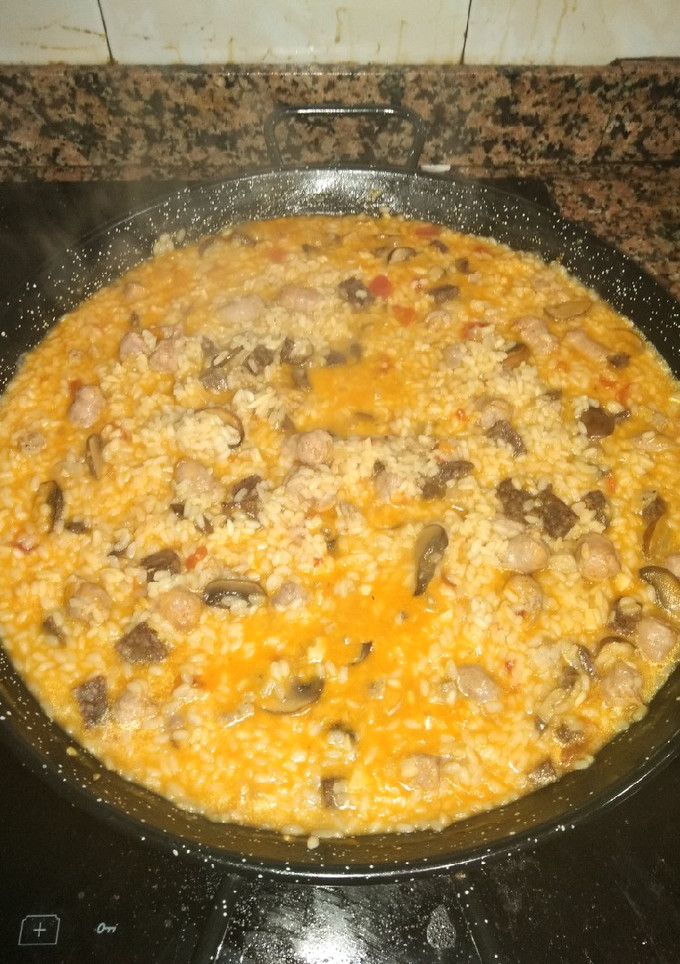 Una foto de Arroz de Montaña con butifarra negra