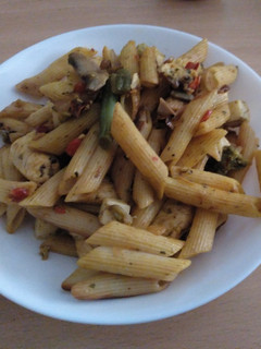 Una foto de Macarrones con verduras y pollo