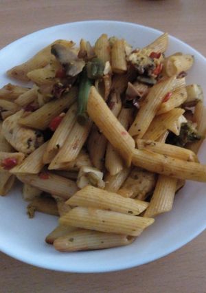 Una foto de Macarrones con verduras y pollo
