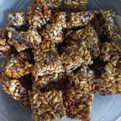 A picture of Rice puffed chikki.