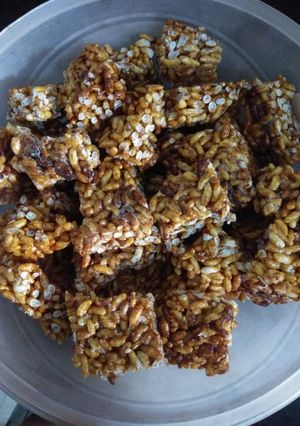 A picture of Rice puffed chikki.