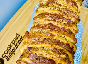 Una foto de PAN 🥖 LIBRO 📚 RELLENO DE QUESO 🧀 Y ALBAHACA 🌿