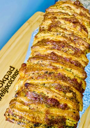 Una foto de PAN 🥖 LIBRO 📚 RELLENO DE QUESO 🧀 Y ALBAHACA 🌿