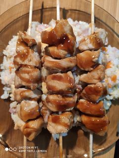 Una foto de Pinchos de pollo con salsa teriyaki