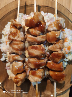 Una foto de Pinchos de pollo con salsa teriyaki