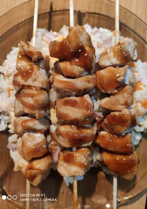 Una foto de Pinchos de pollo con salsa teriyaki
