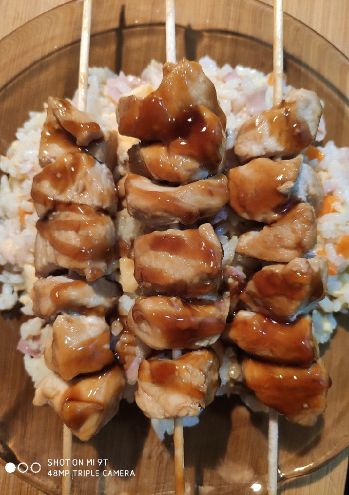 Una foto de Pinchos de pollo con salsa teriyaki