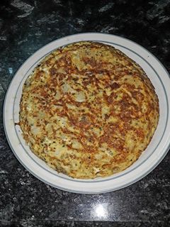 Una foto de Tortilla de patata y cebolla con adobo de ajo y perejil