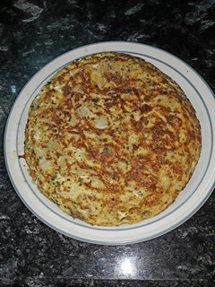 Una foto de Tortilla de patata y cebolla con adobo de ajo y perejil