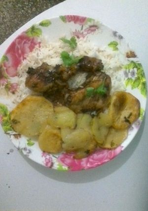 Una foto de Pollo con papas al horno, con cilantro y arroz