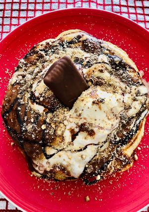 A picture of Pancakes with delectable sweet toppings.