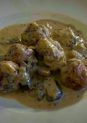 Una foto de Albóndigas de pollo con champiñones en salsa