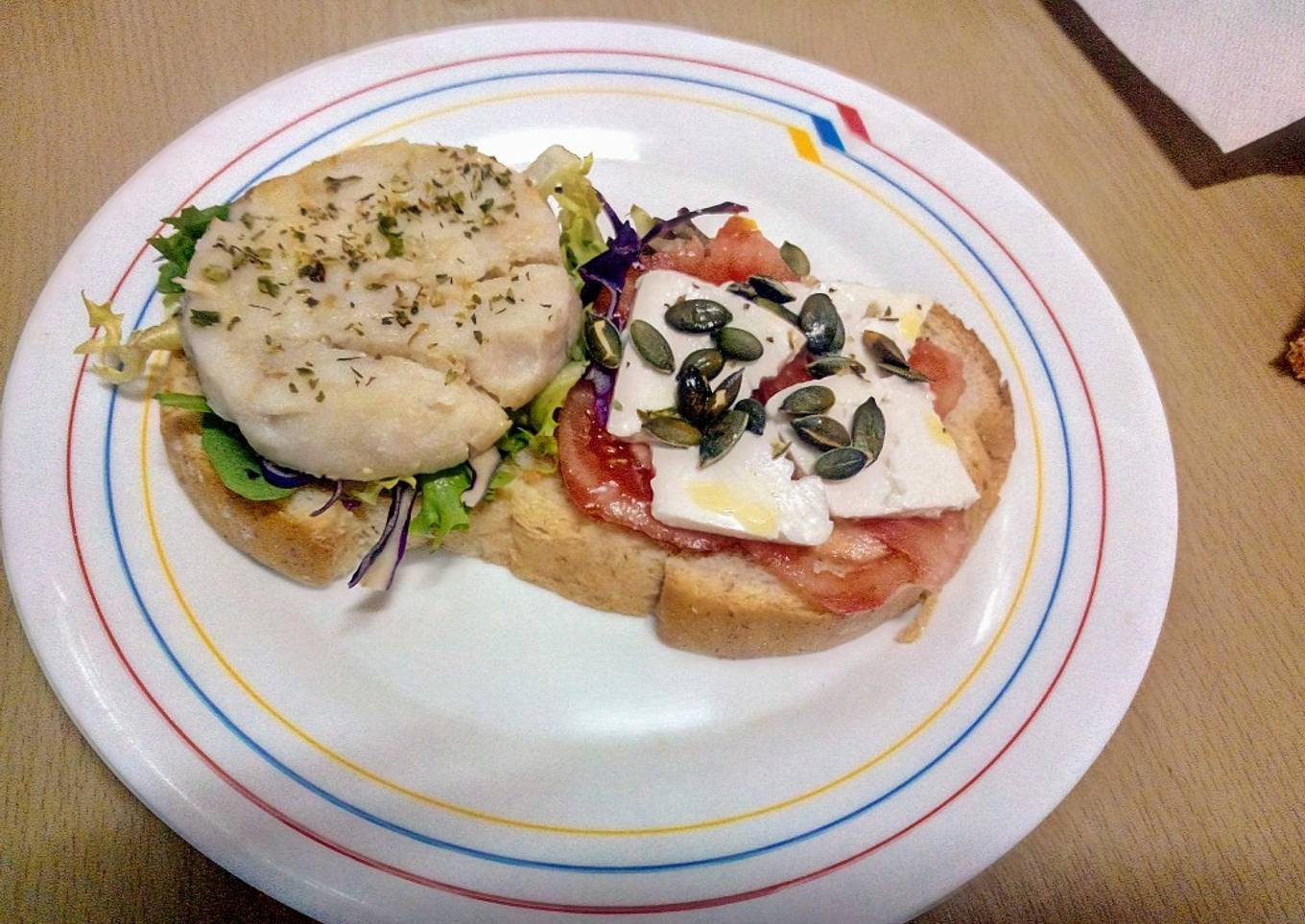 Rebanada con merluza y queso fresco de cabra