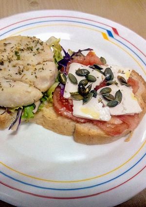 Una foto de Rebanada con merluza y queso fresco de cabra