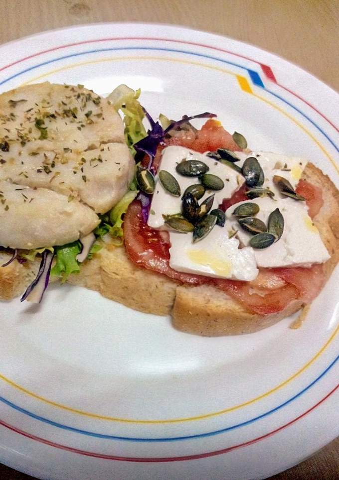 Una foto de Rebanada con merluza y queso fresco de cabra