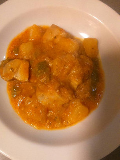 Una foto de Atún con tomate y patatas