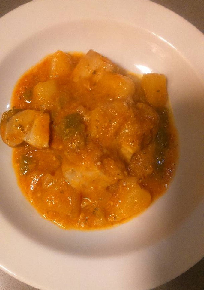 Una foto de Atún con tomate y patatas