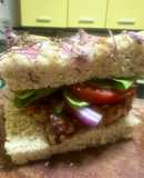 Sándwich de cerdo en pan de focaccia(de cebolla)