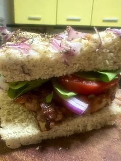 Una foto de Sándwich de cerdo en pan de focaccia(de cebolla)
