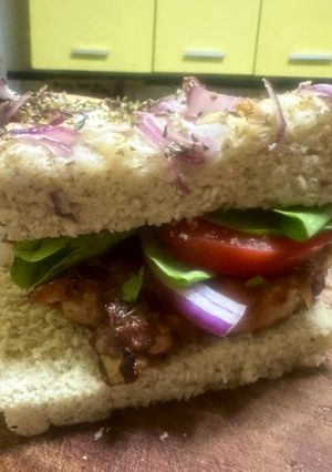 Una foto de Sándwich de cerdo en pan de focaccia(de cebolla)