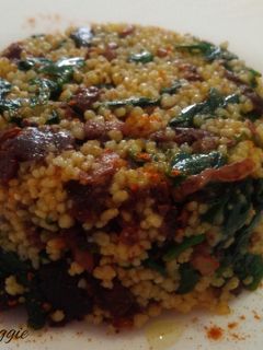 Una foto de Cuscús con espinacas y morcilla de cebolla