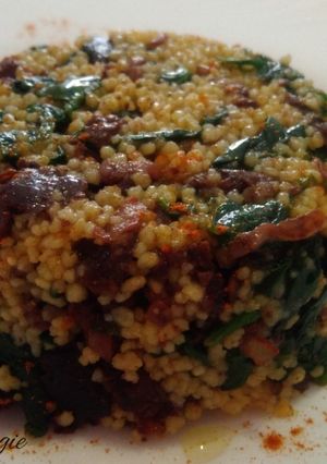 Foto principal de Cuscús con espinacas y morcilla de cebolla