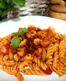 Espirales de lenteja con falsa boloñesa de Soja texturizada con tomate seco y albahaca