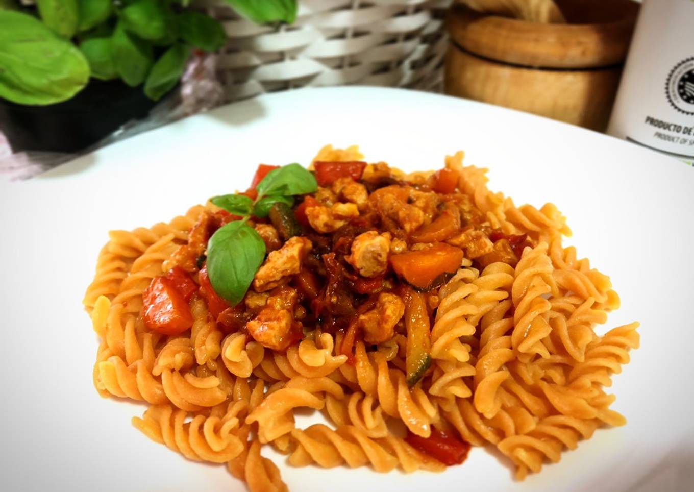 Espirales de lenteja con falsa boloñesa de Soja texturizada con tomate seco y albahaca