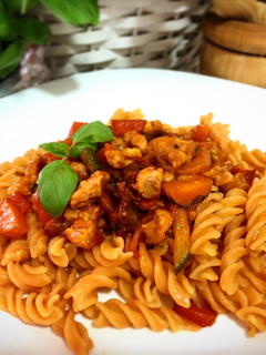Una foto de Espirales de lenteja con falsa boloñesa de Soja texturizada con tomate seco y albahaca