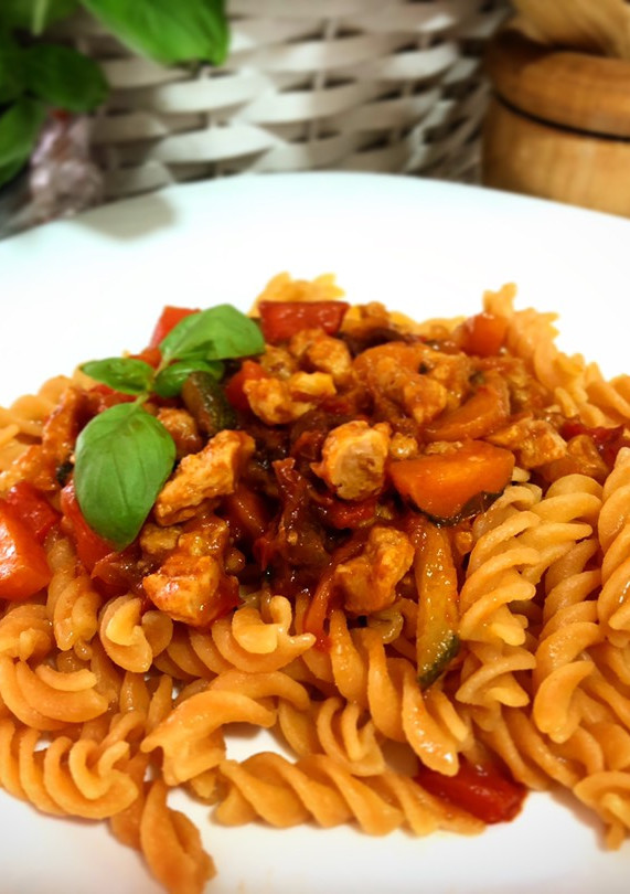Una foto de Espirales de lenteja con falsa boloñesa de Soja texturizada con tomate seco y albahaca