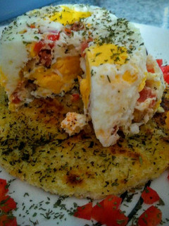 Una foto de Huevos al estragón en costra de pan baguette