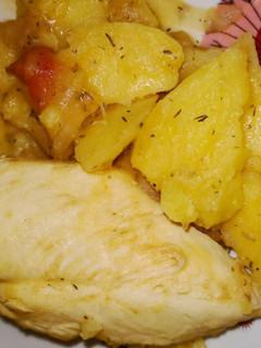 Una foto de Pollo con patatas al horno sin horno 😊